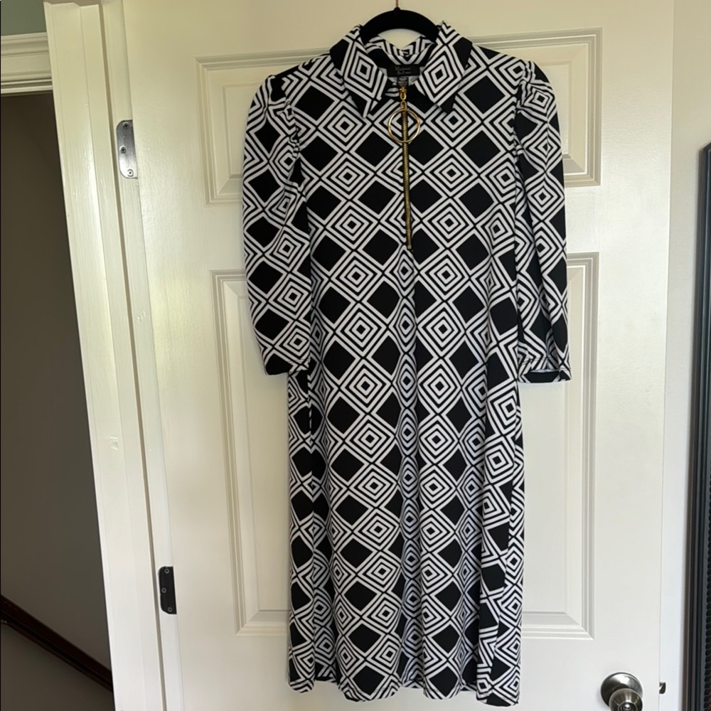 Black and White Geometric Dress with Collar and Short Zipper Front